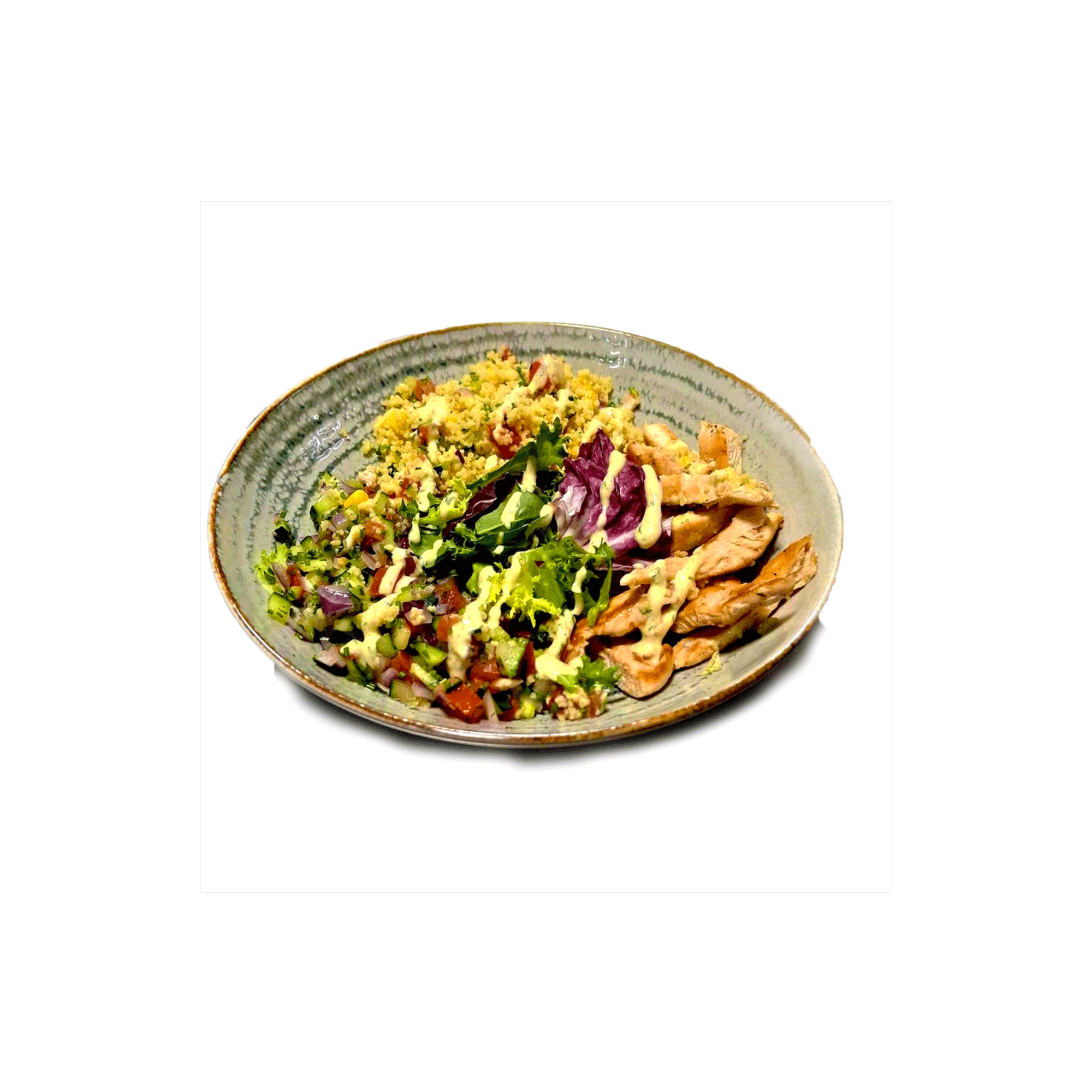 Grilovana piletina, kus-kus, salsa pico de gallo (krastavac, paradajz, crveni luk), kukuruz, vlasac, peršun, mix salata, cezar dresing, maslinovo ulje